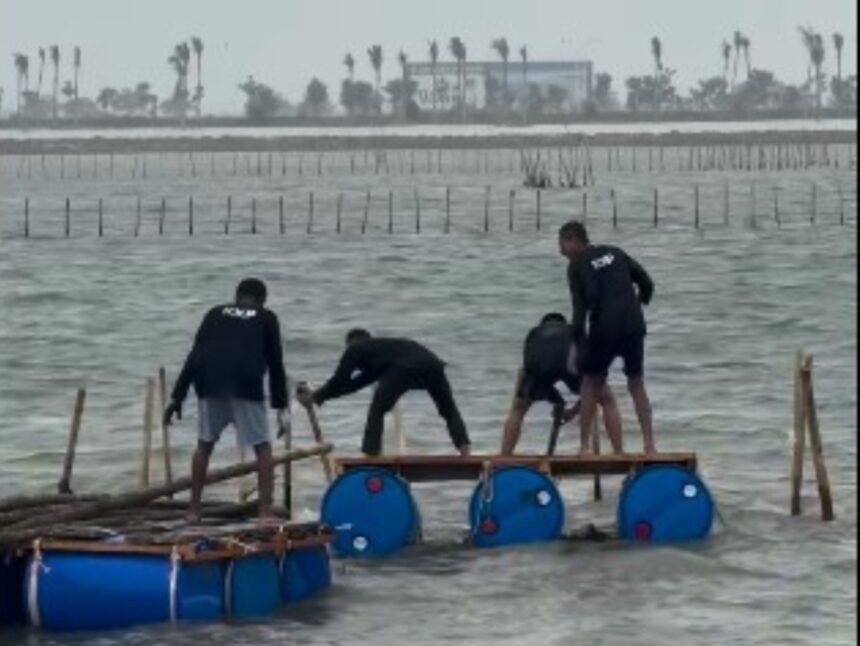 Pembongkaran pagar laut di perairan Kabupaten Tangerang, Banten. Foto: Ist