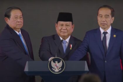 Presiden Prabowo Subianto didampingi mantan Presiden Susilo Bambang Yudhoyono dan Jokowi meluncurkan Danantara di kompleks Istana Kepresidenan, Jakarta, Senin (24/2/2025). Foto: Tangkapan layar YouTube Sekretariat Presiden