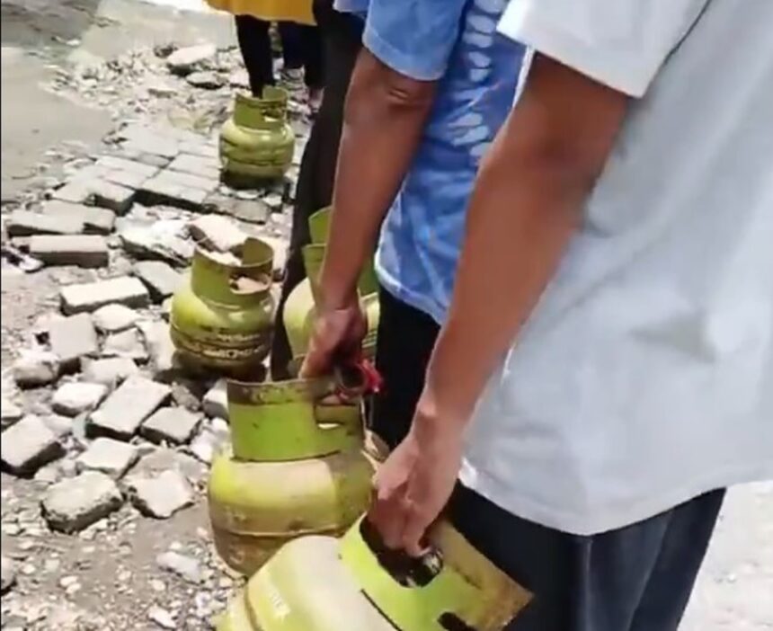 Warga antre membeli gas elpiji 3 kg. Foto Tiktok @neng.ofah.2