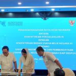 Wakil Menteri Perdagangan Dyah Roro Esti dan Wakil Menteri Badan Usaha Milik Negara (BUMN) Kartika Wirjoatmodjo saat penandatangan nota kesepahaman pengembangan UMKM siap ekspor di kantor Kementerian Perdagangan, Jakarta, Senin (24/2/2025). Foto: Ipol.id/Vinolla Romadhona