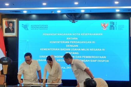 Wakil Menteri Perdagangan Dyah Roro Esti dan Wakil Menteri Badan Usaha Milik Negara (BUMN) Kartika Wirjoatmodjo saat penandatangan nota kesepahaman pengembangan UMKM siap ekspor di kantor Kementerian Perdagangan, Jakarta, Senin (24/2/2025). Foto: Ipol.id/Vinolla Romadhona