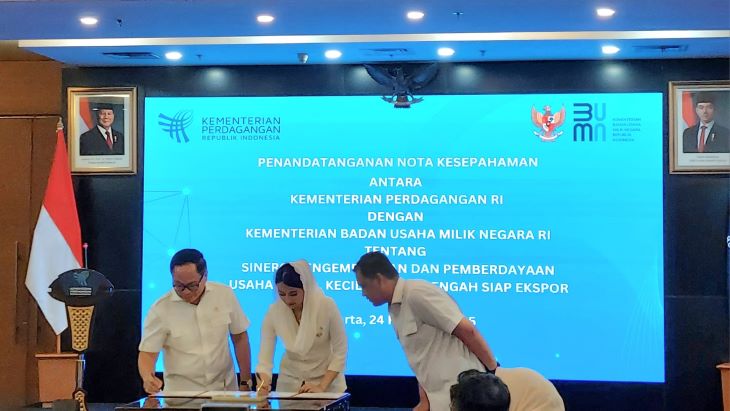 Wakil Menteri Perdagangan Dyah Roro Esti dan Wakil Menteri Badan Usaha Milik Negara (BUMN) Kartika Wirjoatmodjo saat penandatangan nota kesepahaman pengembangan UMKM siap ekspor di kantor Kementerian Perdagangan, Jakarta, Senin (24/2/2025). Foto: Ipol.id/Vinolla Romadhona