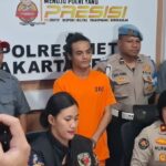 Kasi Humas Polres Metro Jakarta Selatan, Kompol Nurma Dewi didampingi Kanit PPA Satreskrim, AKP Citra Ayu dalam pengungkapan kasus pencabulan Lolly putri Nikita Mirzani. Dihadirkan tersangka Vadel Badjideh di Mapolres Metro Jakarta Selatan, Jumat (14/2/2025) malam. Foto: Joesvicar Iqbal/ipol.id