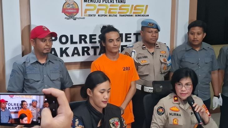 Kasi Humas Polres Metro Jakarta Selatan, Kompol Nurma Dewi didampingi Kanit PPA Satreskrim, AKP Citra Ayu dalam pengungkapan kasus pencabulan Lolly putri Nikita Mirzani. Dihadirkan tersangka Vadel Badjideh di Mapolres Metro Jakarta Selatan, Jumat (14/2/2025) malam. Foto: Joesvicar Iqbal/ipol.id