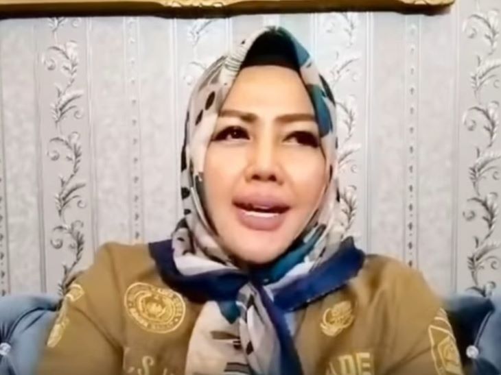 Klarifikasi Kades Wiwin Komalasari terkait nasi kotak dari Pelantikan Bupati Bogor Foto: Tangkap layar TikTok @ratuwk1414