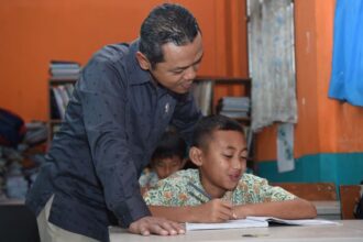 Wakil Menteri Pendidikan Dasar dan Menengah (Wamendikdasmen), Fajar Riza Ul Haq, saat melakukan kunjungan kerja ke SDIT Al Falah di Kabupaten Sukabumi. Foto: kemendikdasmen