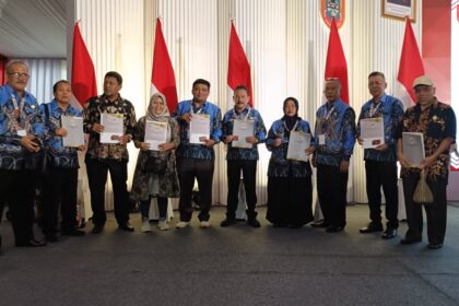 Pemred Ipol.id, Bernadus Wilson Lumi (ke-2 dari kanan) menerima penghargaan PCNO di HPN 2025 Banjarmasin Kalsel pada Minggu (09/02/2025). Foto: dok pri/ipol.id