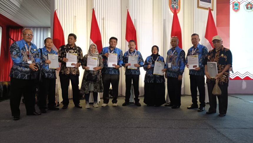 Pemred Ipol.id, Bernadus Wilson Lumi (ke-2 dari kanan) menerima penghargaan PCNO di HPN 2025 Banjarmasin Kalsel pada Minggu (09/02/2025). Foto: dok pri/ipol.id