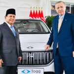 Presiden Prabowo Subianto menerima mobil listrik Togg T10X dari Presiden Turkiye Recep Tayyip Erdogan, di Istana Kepresidenan Bogor, Provinsi Jawa Barat, Rabu (12/2/2025). Foto: BPMI Setpres