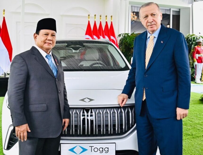 Presiden Prabowo Subianto menerima mobil listrik Togg T10X dari Presiden Turkiye Recep Tayyip Erdogan, di Istana Kepresidenan Bogor, Provinsi Jawa Barat, Rabu (12/2/2025). Foto: BPMI Setpres