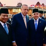 Presiden Prabowo Subianto, didampingi antara lain Sekretaris Kabinet Teddy Indra Wijaya, secara langsung mengantarkan keberangkatan Presiden Republik Turkiye, Recep Tayyip Erdogan beserta Ibu Emine Erdogan ke Pakistan, dari Pangkalan TNI AU Halim Perdanakusuma, Jakarta, pada Rabu (12/02/2025). Foto: BPMI Setpres