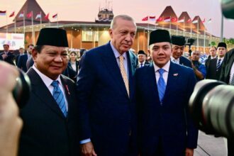 Presiden Prabowo Subianto, didampingi antara lain Sekretaris Kabinet Teddy Indra Wijaya, secara langsung mengantarkan keberangkatan Presiden Republik Turkiye, Recep Tayyip Erdogan beserta Ibu Emine Erdogan ke Pakistan, dari Pangkalan TNI AU Halim Perdanakusuma, Jakarta, pada Rabu (12/02/2025). Foto: BPMI Setpres