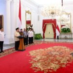 Presiden Prabowo Subianto, dalam konferensi pers mengumumkan kebijakan pemerintah dalam memperkuat ketahanan ekonomi nasional melalui kewajiban penyimpanan DHE SDA di dalam negeri, di Istana Merdeka, Jakarta, pada Senin (17/2/2025). Foto: BPMI Setpres