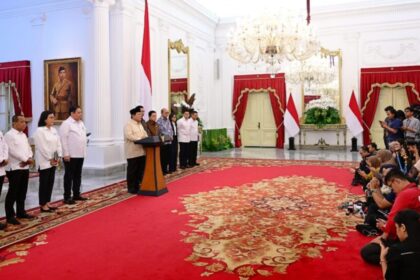 Presiden Prabowo Subianto, dalam konferensi pers mengumumkan kebijakan pemerintah dalam memperkuat ketahanan ekonomi nasional melalui kewajiban penyimpanan DHE SDA di dalam negeri, di Istana Merdeka, Jakarta, pada Senin (17/2/2025). Foto: BPMI Setpres