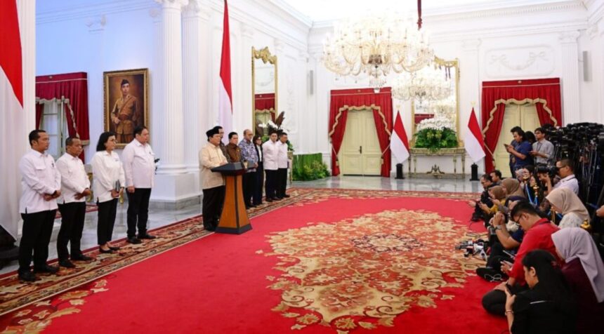 Presiden Prabowo Subianto, dalam konferensi pers mengumumkan kebijakan pemerintah dalam memperkuat ketahanan ekonomi nasional melalui kewajiban penyimpanan DHE SDA di dalam negeri, di Istana Merdeka, Jakarta, pada Senin (17/2/2025). Foto: BPMI Setpres