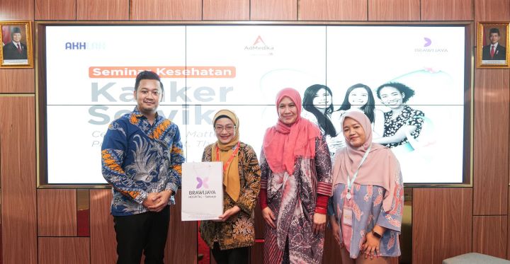 Head of Sales Brawijaya Hospital Saharjo Dede Muharamsyah (paling kiri), CEO AdMedika Dian Prambini (kedua dari kiri), Brawijaya Hospital Saharjo dr. Alesia Novita Sp.OG (kedua dari kanan), dan Medical Advisor Board AdMedika dr. Decy Paulina (paling kanan) pada acara Seminar Kesehatan Kanker Serviks "Cervical Health Matters: Prevent, Protect, Thrive" di ACE Room AdMedika, Telkom STO Gambir, Jakarta pada Kamis (13/2/2025). Foto: Telkom Indonesia