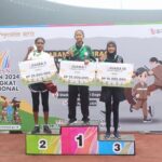 Ayumi Zalsabila (kanan), siswi SLB Negeri Nunukan, Kecamatan Nunukan, Kabupaten Nunukan, Provinsi Kalimantan Utara, baru saja mencatatkan prestasi gemilang dengan meraih medali perunggu pada Olimpiade Olahraga Siswa Nasional (O2SN) 2024. Foto: Kemendikdasmen