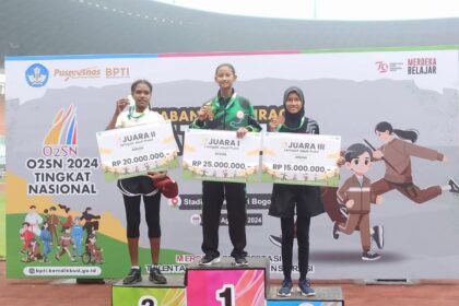 Ayumi Zalsabila (kanan), siswi SLB Negeri Nunukan, Kecamatan Nunukan, Kabupaten Nunukan, Provinsi Kalimantan Utara, baru saja mencatatkan prestasi gemilang dengan meraih medali perunggu pada Olimpiade Olahraga Siswa Nasional (O2SN) 2024. Foto: Kemendikdasmen