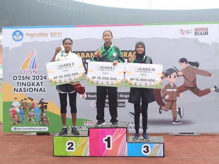 Ayumi Zalsabila (kanan), siswi SLB Negeri Nunukan, Kecamatan Nunukan, Kabupaten Nunukan, Provinsi Kalimantan Utara, baru saja mencatatkan prestasi gemilang dengan meraih medali perunggu pada Olimpiade Olahraga Siswa Nasional (O2SN) 2024. Foto: Kemendikdasmen