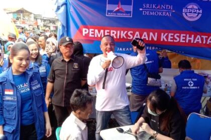 Ketua Umum Srikandi Demokrat, Annisa Pohan saat berdialog dengan anak-anak korban kebakaran Kemayoran, Jakarta Pusat di dalam tenda pengungsi.(Foto Sofian/ipol.id)