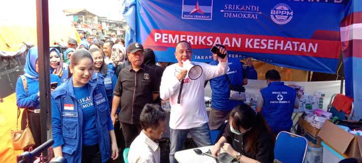 Ketua Umum Srikandi Demokrat, Annisa Pohan saat berdialog dengan anak-anak korban kebakaran Kemayoran, Jakarta Pusat di dalam tenda pengungsi.(Foto Sofian/ipol.id)