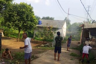 Warga RT 03 RW 011, Kelurahan Mekarsari, Kecamatan Cimanggis, Kota Depok, saat melakukan kerja bakti gotong royong bersih-bersih lingkungan, pada Minggu (16/2/2025). Foto: Joesvicar Iqbal/ipol.id