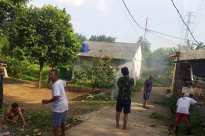 Warga RT 03 RW 011, Kelurahan Mekarsari, Kecamatan Cimanggis, Kota Depok, saat melakukan kerja bakti gotong royong bersih-bersih lingkungan, pada Minggu (16/2/2025). Foto: Joesvicar Iqbal/ipol.id