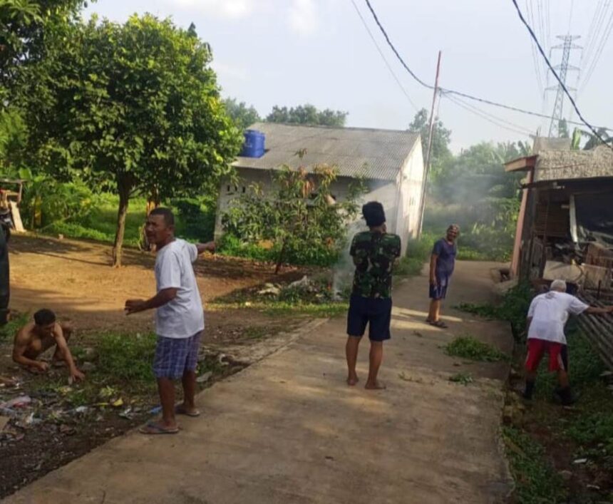 Warga RT 03 RW 011, Kelurahan Mekarsari, Kecamatan Cimanggis, Kota Depok, saat melakukan kerja bakti gotong royong bersih-bersih lingkungan, pada Minggu (16/2/2025). Foto: Joesvicar Iqbal/ipol.id