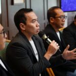 Direktur Digital Business Telkom Muhamad Fajrin Rasyid (kedua dari kiri) saat membahas mengenai pengembangan teknologi Artificial Intelligence (AI) di Jakarta, Rabu (26/2/2025). Foto: Telkom Indonesia