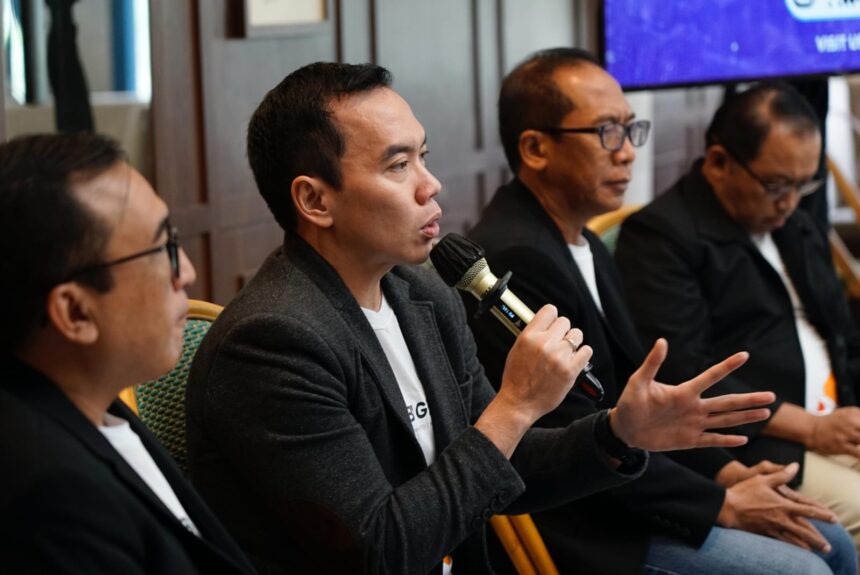 Direktur Digital Business Telkom Muhamad Fajrin Rasyid (kedua dari kiri) saat membahas mengenai pengembangan teknologi Artificial Intelligence (AI) di Jakarta, Rabu (26/2/2025). Foto: Telkom Indonesia