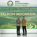 Deputi Bidang Tata Lingkungan Hidup dan Sumber Daya Alam Berkelanjutan BPLH Sigit Reliantoro (Kiri) menyerahkan penghargaan ESG Sustainability Ratings 2025 kepada VP Sustainability Telkom Gunawan Wasisto Ciptaning Andri (Kanan) di Auditorium Menara Bank Mega, Jakarta pada, Jum’at (31/1/2025). Foto: Telkom Indonesia