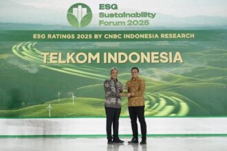 Deputi Bidang Tata Lingkungan Hidup dan Sumber Daya Alam Berkelanjutan BPLH Sigit Reliantoro (Kiri) menyerahkan penghargaan ESG Sustainability Ratings 2025 kepada VP Sustainability Telkom Gunawan Wasisto Ciptaning Andri (Kanan) di Auditorium Menara Bank Mega, Jakarta pada, Jum’at (31/1/2025). Foto: Telkom Indonesia