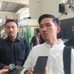 Kuasa hukum Ted Sioeng, Julianto Asis bersama Tim kuasa hukum usai persidangan di Pengadilan Negeri Jakarta Selatan, pada Senin (10/2/2025). Foto: Joesvicar Iqbal/ipol.id