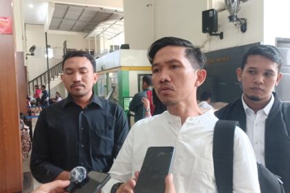 Kuasa hukum Ted Sioeng, Julianto Asis bersama Tim kuasa hukum usai persidangan di Pengadilan Negeri Jakarta Selatan, pada Senin (10/2/2025). Foto: Joesvicar Iqbal/ipol.id