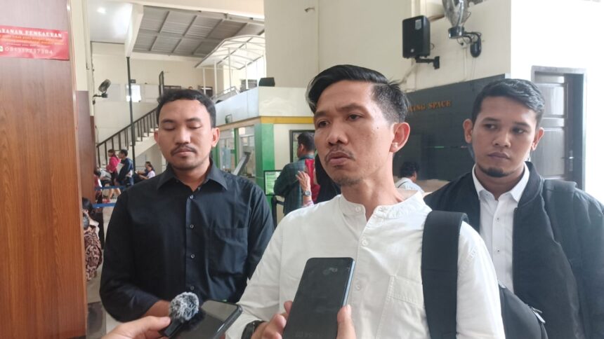 Kuasa hukum Ted Sioeng, Julianto Asis bersama Tim kuasa hukum usai persidangan di Pengadilan Negeri Jakarta Selatan, pada Senin (10/2/2025). Foto: Joesvicar Iqbal/ipol.id