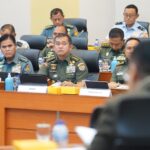 Kasad Jenderal TNI Maruli Simanjuntak saat menghadiri Rapat Kerja Kementerian Pertahanan RI dengan Komisi I DPR RI di Gedung DPR, Senayan, Jakarta, Kamis (13/2/2025). Foto: Dispenad