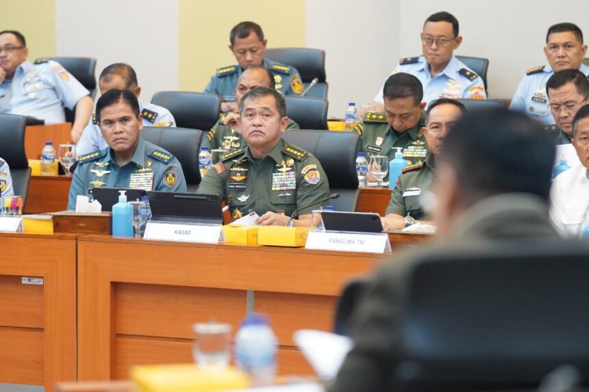 Kasad Jenderal TNI Maruli Simanjuntak saat menghadiri Rapat Kerja Kementerian Pertahanan RI dengan Komisi I DPR RI di Gedung DPR, Senayan, Jakarta, Kamis (13/2/2025). Foto: Dispenad