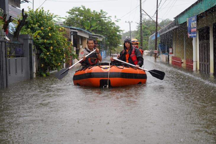 Kondisi banjir yang melanda wilayah Kota Makassar, Sulawesi Selatan, pada Kamis (13/2/2025) belum surut. Foto: BPBD Kota Makassar