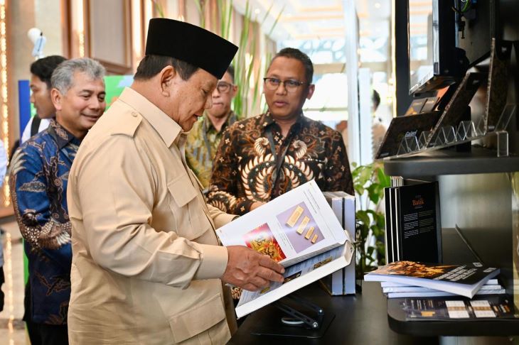 Pegadaian adalah perusahaan jasa keuangan pertama yang mengantongi izin menjalankan kegiatan usaha bulion yang dikeluarkan oleh Otoritas Jasa Keuangan (OJK) pada akhir Desember 2024 lalu, yang menjadikan Pegadaian sebagai Bank Emas pertama di Indonesia.