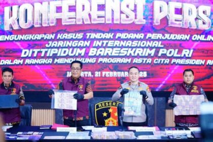 Brigjen Pol. Djuhandhani Rahardjo Puro, S.H., M.H., Dirtipidum Bareskrim Polri, saat konferensi pers pengungkapan jaringan judi online internasional.