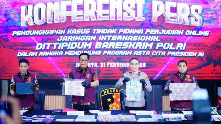 Brigjen Pol. Djuhandhani Rahardjo Puro, S.H., M.H., Dirtipidum Bareskrim Polri, saat konferensi pers pengungkapan jaringan judi online internasional.