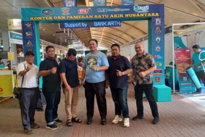 Pembina Batu Nusantara, Kombes Pol Zulfikar Asmiragani (memakai cincin Bacan) bersama Kepala Pasar Rawa Bening, Ahmad Subhan, Ketua Panitia Kontes dan Pameran Batu Akik Nusantara, Harpen Bagiat serta beberapa komunitas pecinta batu dalam event The Rock Show 4 di Blok M Square, Melawai, Kebayoran Baru, Jakarta Selatan, Rabu (12/2/2025). Foto: Joesvicar Iqbal/ipol.id