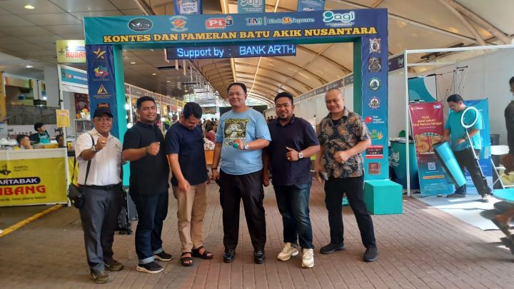 Pembina Batu Nusantara, Kombes Pol Zulfikar Asmiragani (memakai cincin Bacan) bersama Kepala Pasar Rawa Bening, Ahmad Subhan, Ketua Panitia Kontes dan Pameran Batu Akik Nusantara, Harpen Bagiat serta beberapa komunitas pecinta batu dalam event The Rock Show 4 di Blok M Square, Melawai, Kebayoran Baru, Jakarta Selatan, Rabu (12/2/2025). Foto: Joesvicar Iqbal/ipol.id