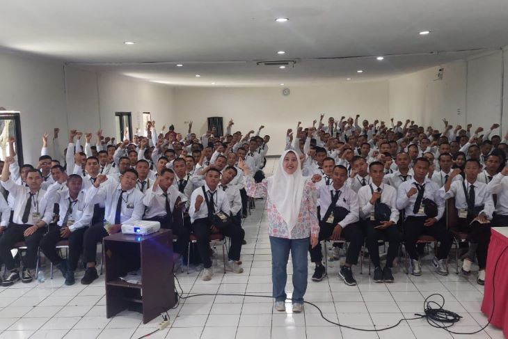 Sosialisasi program BPJS Ketenagakerjaan untuk calon PMI di Depok, Jawa Barat.