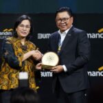 Menteri Keuangan RI, Sri Mulyani dan Direktur Utama Bank Mandiri Darmawan Junaidi dalam Mandiri Investment Forum (MIF) 2025 yang digelar di Jakarta, Selasa (11/2/2025). Foto: Dok Bank Mandiri