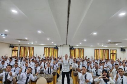 Calon PMI Tujuan Korea Selatan mengikuti sosialisasi program BPJS Ketenagakerjaan di Wisma Hijau, Depok, Jawa Barat.
