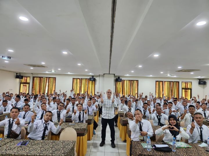 Calon PMI Tujuan Korea Selatan mengikuti sosialisasi program BPJS Ketenagakerjaan di Wisma Hijau, Depok, Jawa Barat.