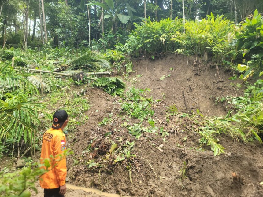 Kondisi tanah longsor melanda Kabupaten Kebumen, Jawa Tengah, pada Selasa (18/2/2025) hingga Kamis (20/2/2025) petugas gabungan melakukan penanganan intensif. Foto: BPBD Kabupaten Kebumen