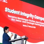 Ketua Dewan Audit OJK Sophia Wattimena dalam kegiatan Student Integrity Campaign (In Camp) 2025, yang diselenggarakan secara hybrid di Auditorium Universitas Sumatera Utara, Medan, Senin (17/2/2025). Foto: OJK