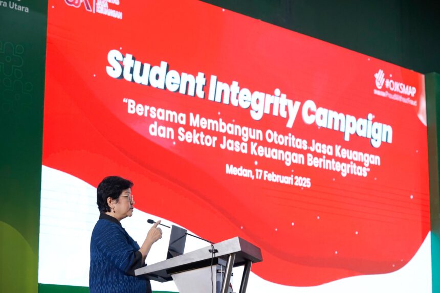 Ketua Dewan Audit OJK Sophia Wattimena dalam kegiatan Student Integrity Campaign (In Camp) 2025, yang diselenggarakan secara hybrid di Auditorium Universitas Sumatera Utara, Medan, Senin (17/2/2025). Foto: OJK